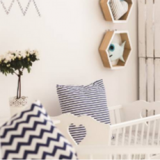 Quarto com berço branco e almofadas